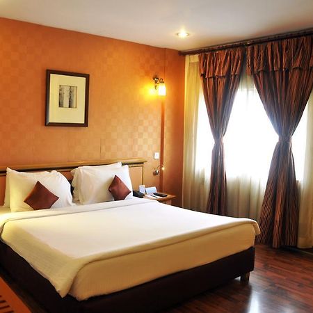 Indismart Hotel Kolkata Exterior photo