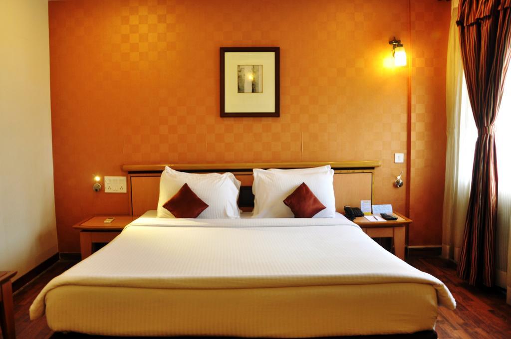Indismart Hotel Kolkata Exterior photo