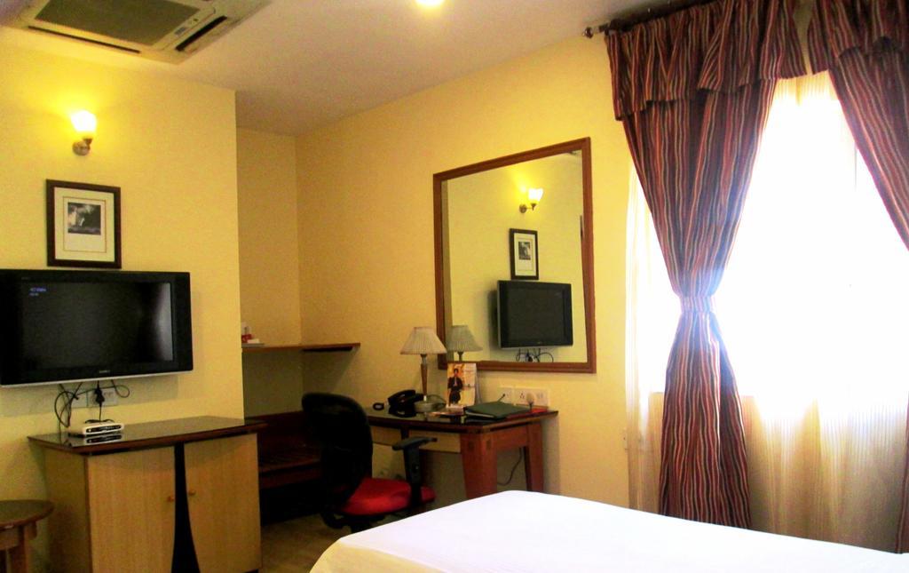 Indismart Hotel Kolkata Exterior photo