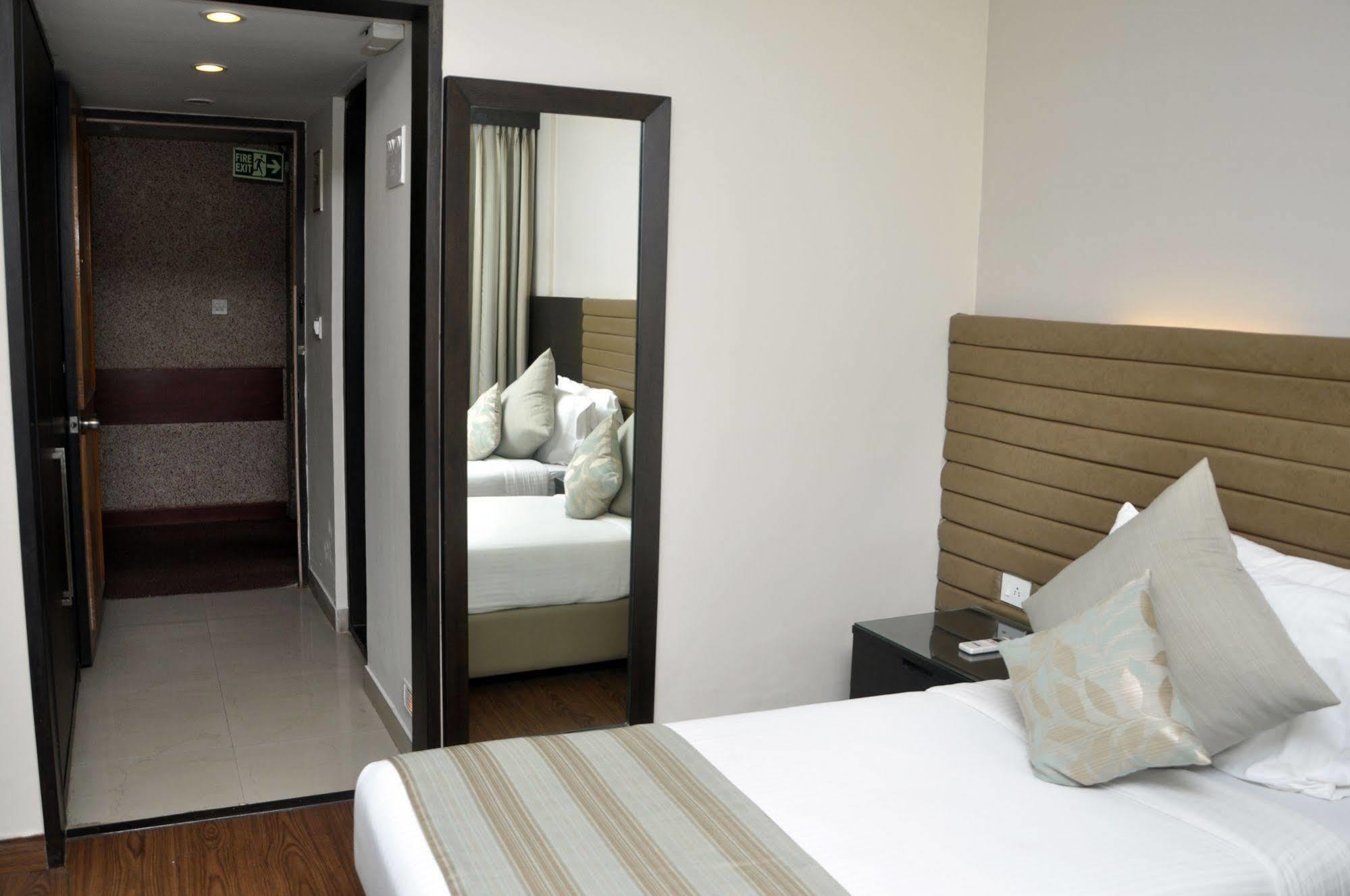 Indismart Hotel Kolkata Exterior photo